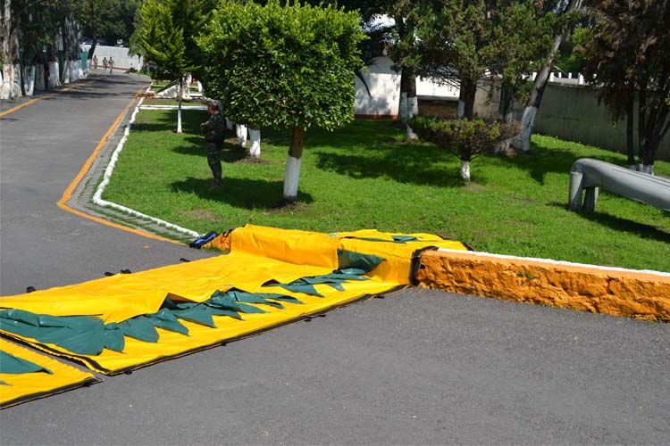 Barrière anti inondation gonflable sur la rue